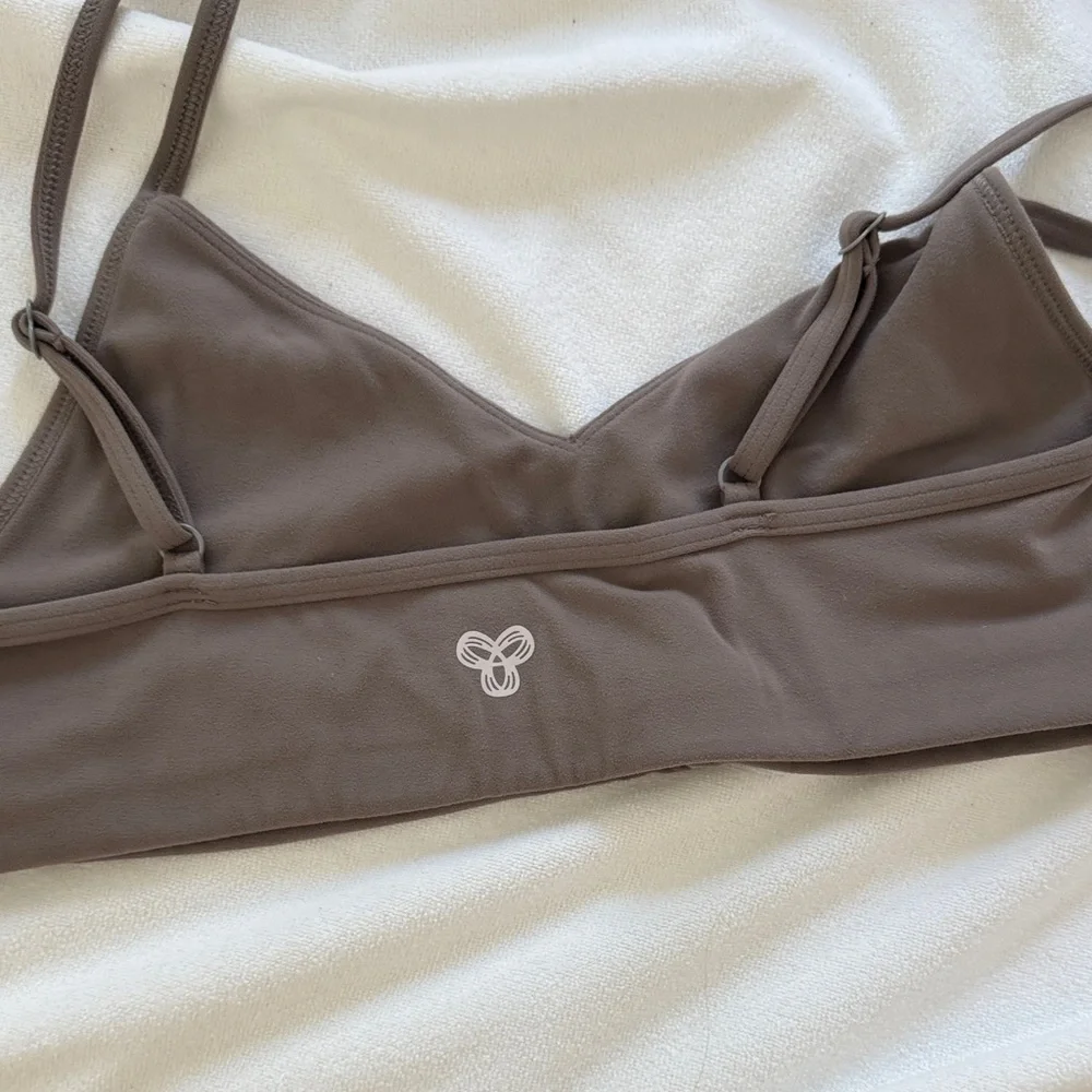 Aritzia Flared Yoga Pants and sports bra - Picture 5 of 6